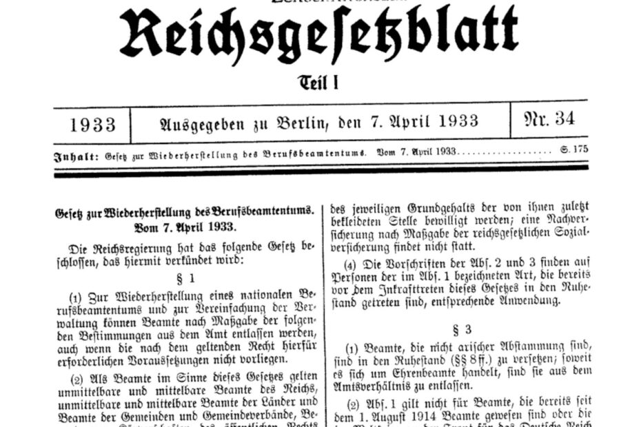 Zu sehen ist das Reichsgesetzblatt mit dem Abdruck des Gesetzes zur Wiederherstellung des Berufsbeamtentums vom 7. April 1933.