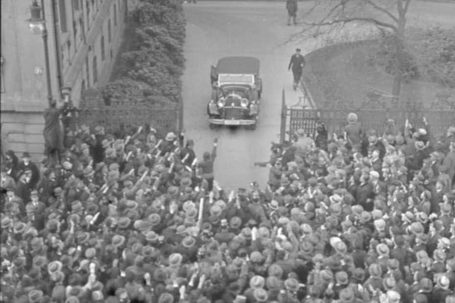 Adolf Hitler wurde zum Reichskanzler ernannt. Das Auto mit Adolf Hilter wird von einer jubelnden Menschenmenge mit Hitlergruß begrüßt.