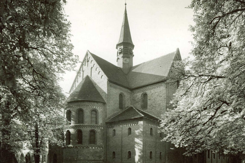 Postkarte aus 1937. Zu sehen ist die Kirche des ehem. Zisterzienser-Klosters. Rechts und links Äste und Blätter, die ins Bild hineinragen.