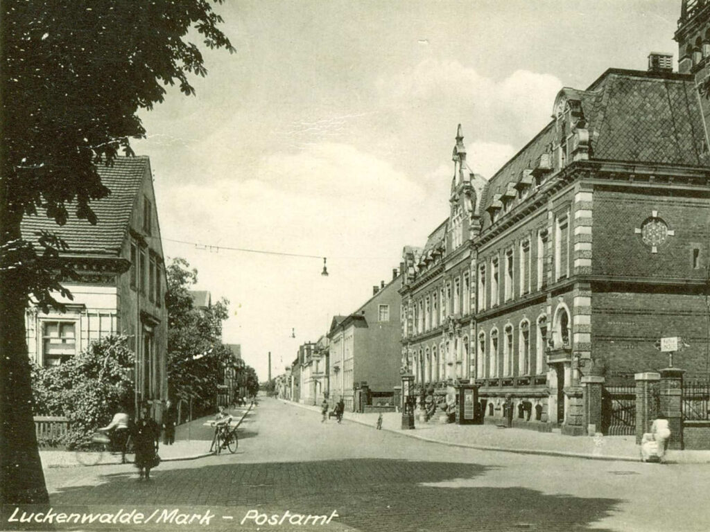 Bild vom Postamt 1943. Eine große Straße mit prächtigen Gebbäuden rechts und links.
