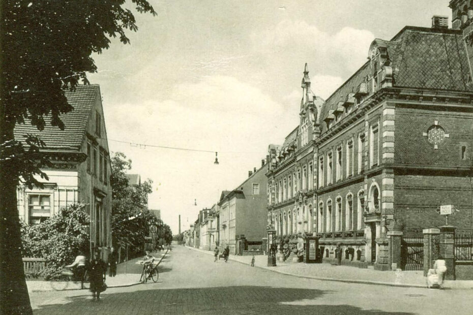 Bild vom Postamt 1943. Eine große Straße mit prächtigen Gebbäuden rechts und links.
