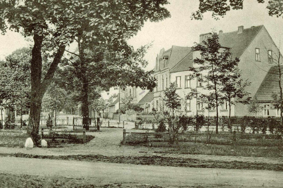 Bild von 1931 aus Sachsenhausen, zeigt Friedenseiche mit Park und Friedrichstraße. Vorne im Bild der Park dahinter Häuser.